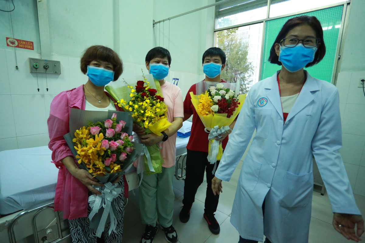 Duoc bac si BV Cho Ray chua khoi virus corona, benh nhan Trung Quoc cui nguoi cam on-Hinh-12