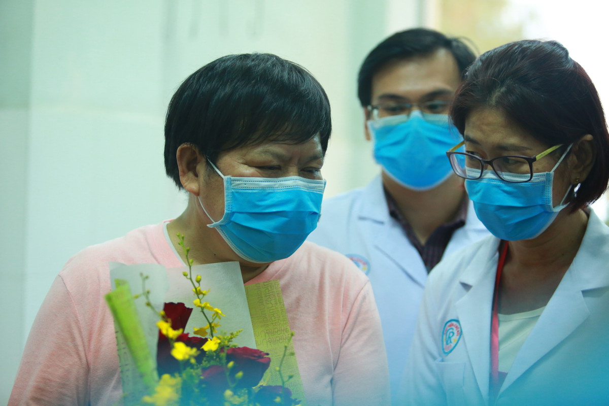 Duoc bac si BV Cho Ray chua khoi virus corona, benh nhan Trung Quoc cui nguoi cam on-Hinh-10