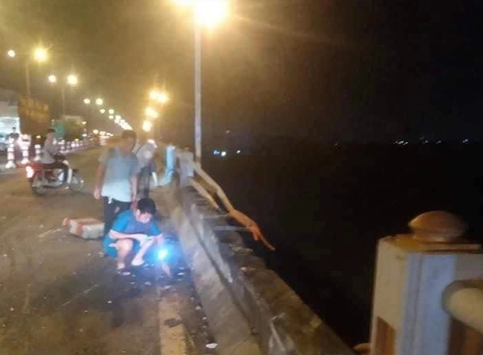 Theo Đội CSGT số 14, khoảng 4h cùng ngày, anh L.V.T. (SN 1984, quê Giao Thuỷ, Nam Định) lái ô tô tải BKS 15C-134.91 di chuyển theo hướng huyện Gia Lâm vào nội thành. Khi lên cầu Thanh Trì, xe tải lao qua dải phân cách, tông gãy lan can cầu rồi lao xuống sông Hồng. 