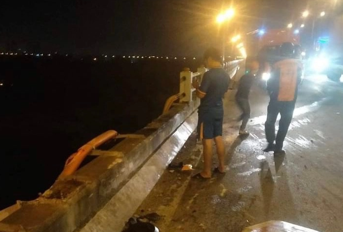 Sáng 30/8, lãnh đạo Đội CSGT số 14, Công an TP Hà Nội cho biết, đơn vị đang phối hợp cơ quan chức năng phân luồng, điều tra vụ ô tô tải lao xuống sông ở cầu Thanh Trì. 