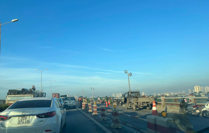 Hiện nguyên nhân vụ tài xế xe tải húc bay lan can cầu Thanh Trì đang được cơ quan chức năng điều tra, làm rõ. 