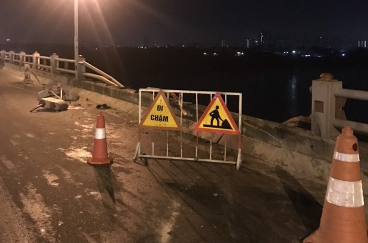 Tài xế bơi vào bờ và được người dân đưa đi cấp cứu. 