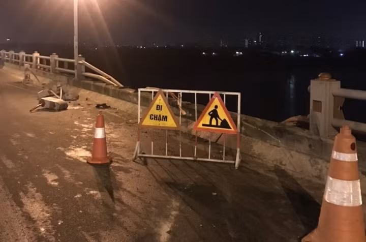 Tài xế bơi vào bờ và được người dân đưa đi cấp cứu. 