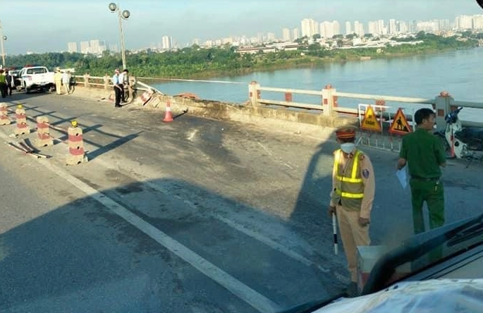 Lãnh đạo Đội CSGT số 14 cho biết thêm, đến 7h30 cùng ngày, sự cố trên cầu Thanh Trì đã được khắc phục, cán bộ Đội CSGT số 14 đang tập trung phân luồng, điều tiết phương tiện. 