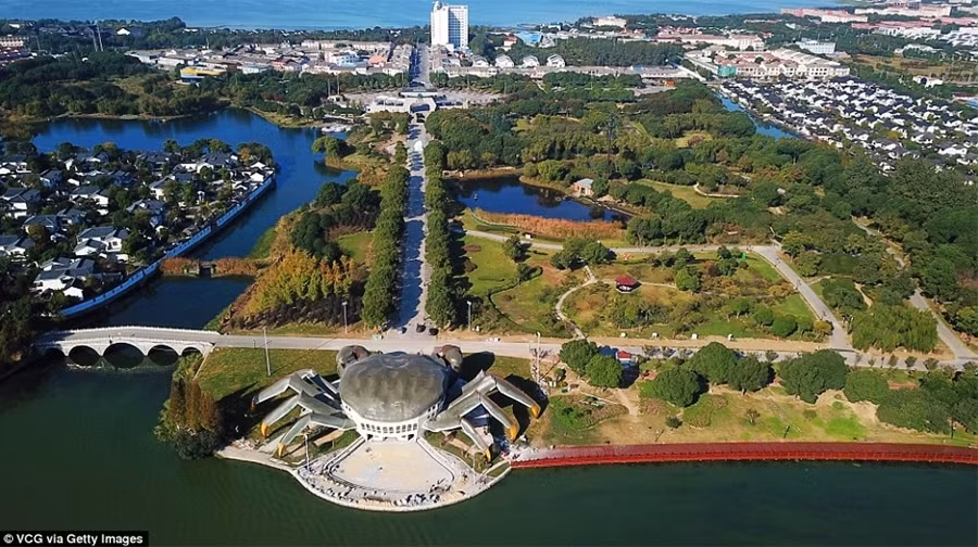 Toa nha hinh con cua cua Trung Quoc bi che toi ta-Hinh-3