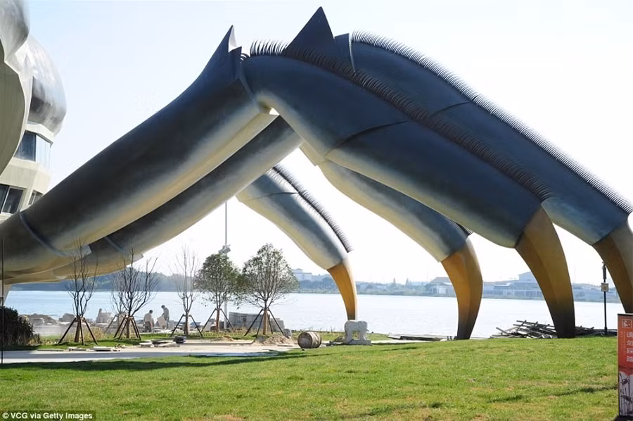 Toa nha hinh con cua cua Trung Quoc bi che toi ta-Hinh-5