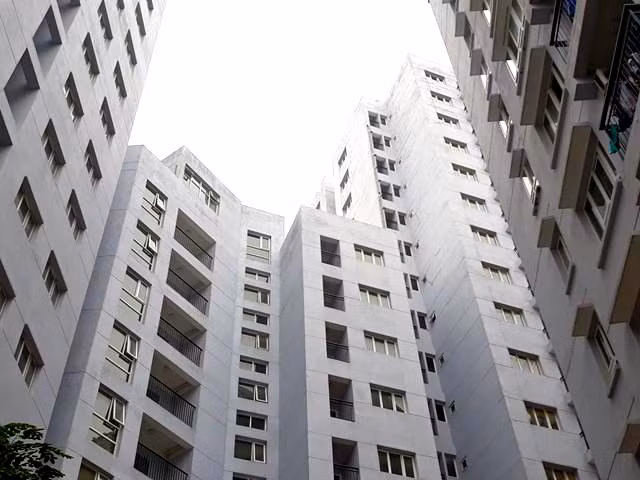 Dự án xây dựng quỹ nhà tái định cư cho nhà di dân giải phóng mặt bằng ao Hoàng Cầu theo quyết định phê duyệt ngày 31/10/2011 của UBND TP. Hà Nội.