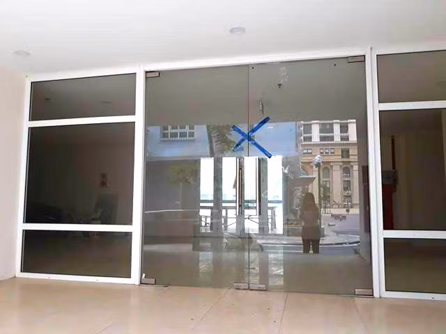 Nhiều cánh cửa được niêm phong, dán băng dính để cấm người ra vào.