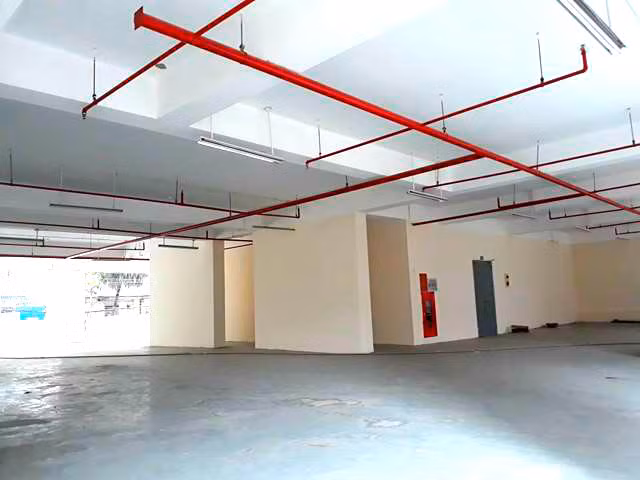 Bên trong khu gửi xe của chung cư tái định cư Hoàng Cầu khá ảm đạm.