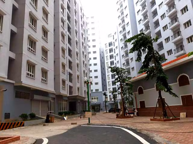  3. Khu chung cư tái định cư Hoàng Cầu Khu chung cư tái định cư Hoàng Cầu (quận Đống Đa) nằm cạnh, phía sau tòa tháp D’. Le Pont D’or của Tân Hoàng Minh. Dự án do UBND quận Đống Đa làm chủ đầu tư với đơn vị đại diện là Ban quản lý dự án quận.