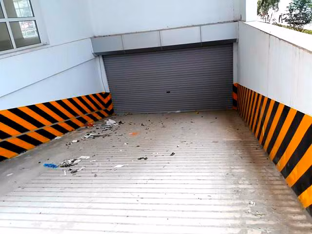 Lối vào tầng hầm bị đóng kín, bên ngoài la liệt rác.