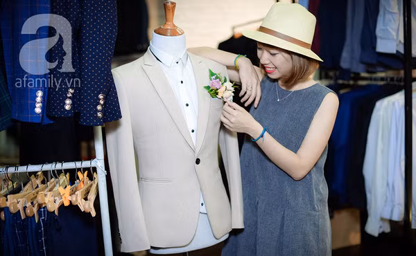 Theo Tuổi trẻ Thủ đô, vào những tháng cao điểm của mùa cưới, thu nhập của xưởng váy đem lại lên đến gần 1 tỉ đồng, những tháng thấp điểm là khoảng 500 triệu đồng. “Nữ doanh nhân 9X” cũng đã tạo công ăn việc làm cho hàng chục nhân viên với mức lương trung bình 5 triệu/tháng. Ảnh: Afamily.