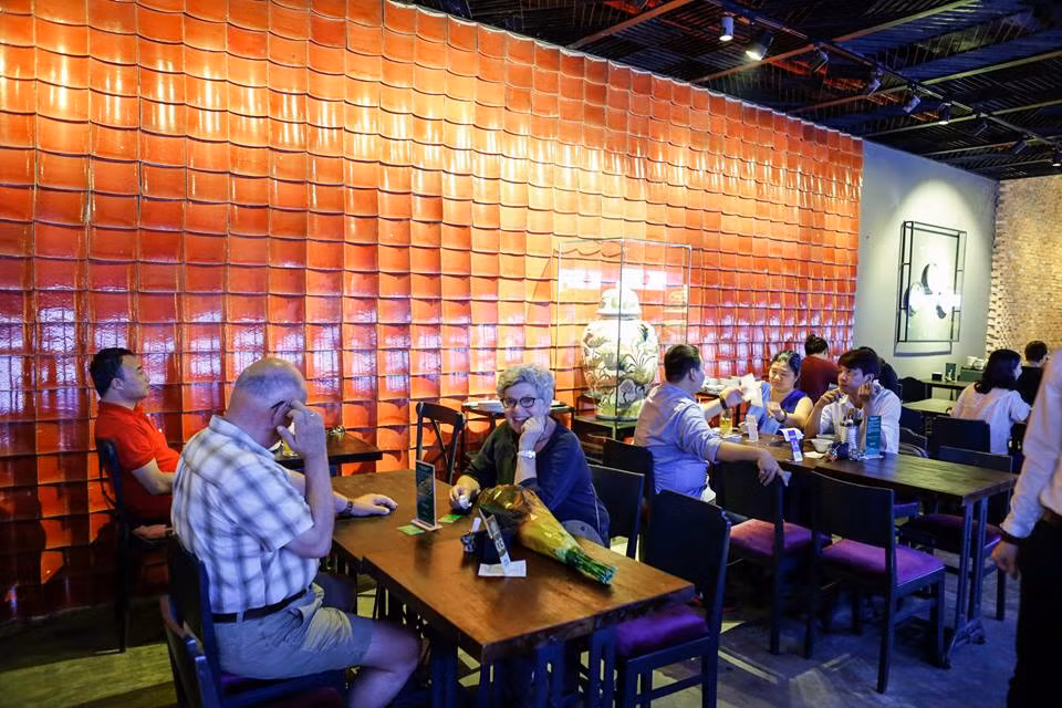 Hiện tại các thương hiệu bán lẻ, ẩm thực lớn nhỏ đang thi nhau lấp đầy những gian hàng thương mại thuộc tầng trệt, tầng 1. Ảnh: FB The Garden Mall.