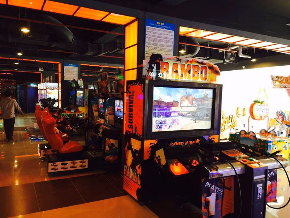 Hệ thống chiếu sáng sử dụng công nghệ led, laser hiện đại kết hợp cùng chất liệu truyền sáng tối ưu như sợi, bóng đèn thuỷ tinh, pha lê tạo hiệu ứng bắt mắt sẽ càng nhấn mạnh sự kì ảo của khu vườn về đêm. Ảnh: FB The Garden Mall.