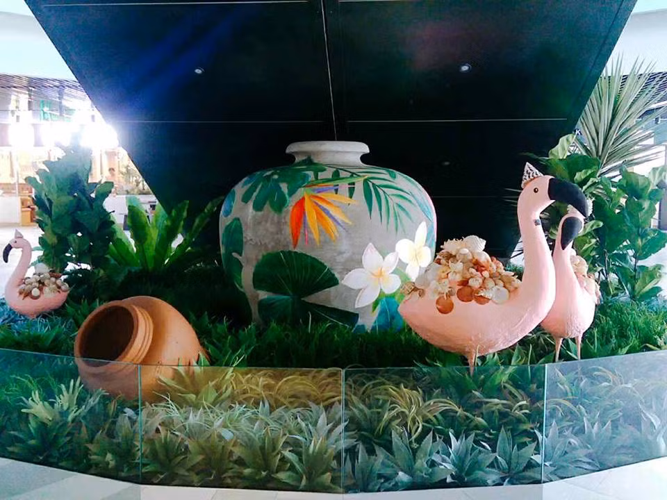 Khu vườn tái hiện hình ảnh sum vầy của bầy chim hồng hạc, một loài chim cao quý nhưng không kém phần trẻ trung. Với hơn 200 chú hồng hạc được sắp đặt nghệ thuật trong không gian vườn thần thoại đầy màu sắc sống động, xen kẽ với Hồ Cầu Nguyện, Cây Chúc Phúc cùng nhiều loại kỳ hoa, dị thảo…