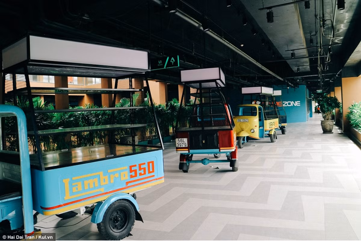 Dọc hành lang lối đi tầng 1, hàng chục chiếc xe lam 3 bánh (hay còn được gọi với cái tên khác là bọ vàng) được đặt để cho thuê kinh doanh. Đây là hình thức buôn bán mới khá độc đáo ở trung tâm thương mại này. Ảnh: thegioitre.vn.