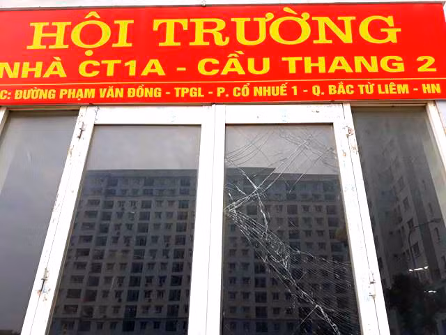 Cửa kính hội trường tòa nhà CT1A bị nứt.