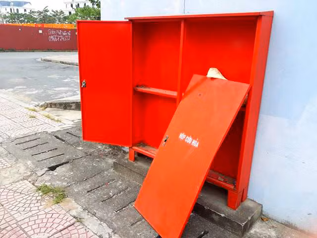 Nhiều hộp cứu hỏa bị bung cánh, bên trong không có bình cứa hỏa.