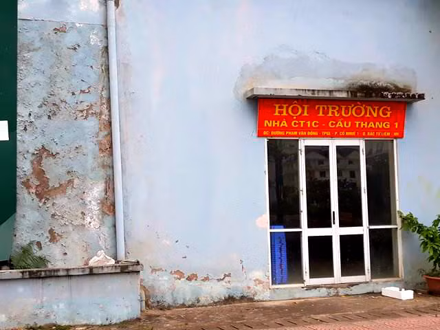 Cư dân ở đây cho biết do chất lượng xây dựng chung cư quá kém, tình trạng thấm dột, thang máy hay hỏng… khiến nhiều người không muốn về ở.