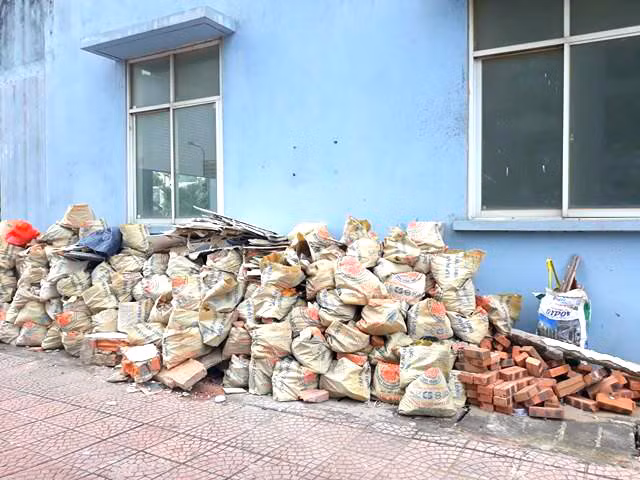 Cạnh tòa chung cư là bãi tâp kết vật liệu xây dựng.