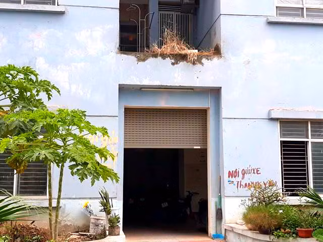 Khoảng 50% số căn hộ trong tình trạng cửa đóng then cài hoặc niêm phong. Có những tầng không một bóng người, nhiều tầng chỉ có 1, 2 căn hộ được sử dụng.