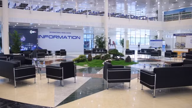 Toàn bộ công trình được chia làm 3 tầng. Trong đó, tầng 1 gồm: Sảnh đón tiếp, phòng an ninh, phòng y tế, phòng cấp phát thẻ, khu chờ thẻ Pool cho phóng viên, Booth cho thuê, phòng đa năng, phòng điều khiển trung tâm, phòng họp báo lớn, phòng phục vụ và các khu vực phụ trợ khác. Ảnh: TheLEADER.