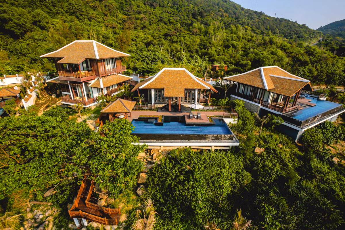  5. Khu nghỉ dưỡng InterContinental Danang Khu nghỉ dưỡng InterContinental Danang Sun Peninsula được lựa chọn để tổ chức Diễn đàn hợp tác kinh tế Châu Á Thái Bình Dương với 21 nền kinh tế, diễn ra tại Đà Nẵng. Dự án do Tập đoàn Sun Group đầu tư và InterContinental Hotel Group quản lý, là nơi đón tiếp, nghỉ ngơi của các nguyên thủ dự Hội nghị. Ảnh: CA TP.HCM