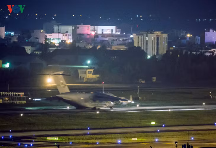 Siêu vận tải C17 của Hoa Kỳ chở vật dụng phục vụ chuyến công du của Tổng thống Donald Trump.