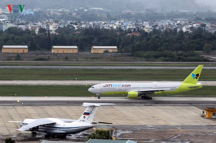 Công ty Dịch vụ mặt đất sân bay Việt Nam (VIAGS) của Vietnam Airlines tại Đà Nẵng dự kiến sẽ tăng công suất phục vụ Tuần lễ Cấp cao APEC 2017 từ 160 chuyến/ngày lên 180 chuyến/ngày. Vào những khung giờ cao điểm như 8h-10h; 12h-14h; 18-19h, VIAGS dự kiến phục vụ 11 tàu bay đi và đến sân bay quốc tế Đà Nẵng/giờ.