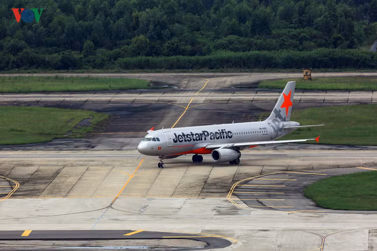 Cảng hàng không quốc tế Đà Nẵng phục vụ 24/24h. Cấp cảng sân bay 4E và sân bay quân sự cấp I. Đây là điểm đi - đến của hơn 150 chuyến bay trong nước và quốc tế với khoảng 15.000 lượt khách thông qua mỗi ngày.