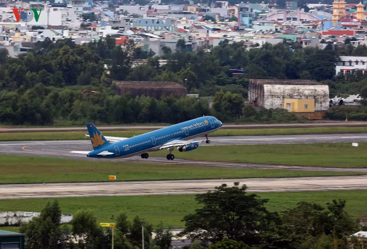 Với tư cách là đối tác đặc biệt, nhà vận chuyển chính thức của Hội nghị APEC, Tổng Công ty Hàng không Việt Nam (Vietnam Airlines) vào những ngày cao điểm, từ 6 đến 11/11, Vietnam Airlines khai thác hơn 50 chuyến bay/ngày giữa Hà Nội/TPHCM với Đà Nẵng, trung bình cứ 30 phút có một chuyến bay đến hoặc đi từ Đà Nẵng.