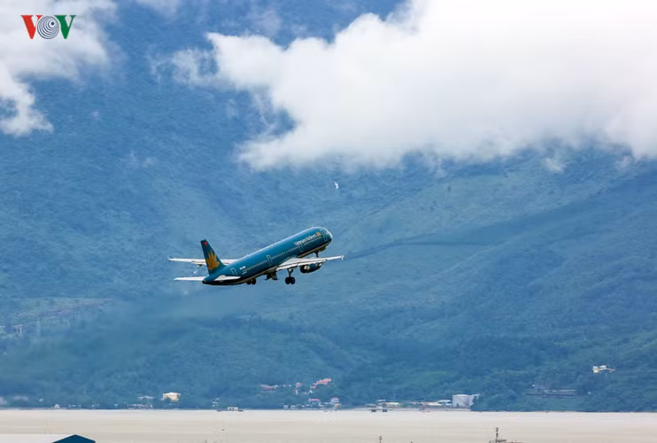 Với vị trí địa lý nằm ở vị trí trung lộ của Việt Nam, Đà Nẵng là điểm trung chuyển lý tưởng cho các đường bay quốc tế và đóng vai trò chuyển tiếp quan trọng cho các tuyến bay quốc nội từ Hà Nội và TP Hồ Chí Minh đi các tỉnh khu vực miền Trung, nối hai đầu đất nước với các địa phương xa xôi, đồng thời là cửa ngõ hàng không quốc tế lớn nhất tại miền Trung Việt Nam.