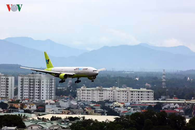 Tàu bay của Hãng Jin Air - Hàn Quốc đang hạ cánh. Jin Air là hãng hàng không giá rẻ có công ty mẹ là Korean Air của Hàn Quốc.