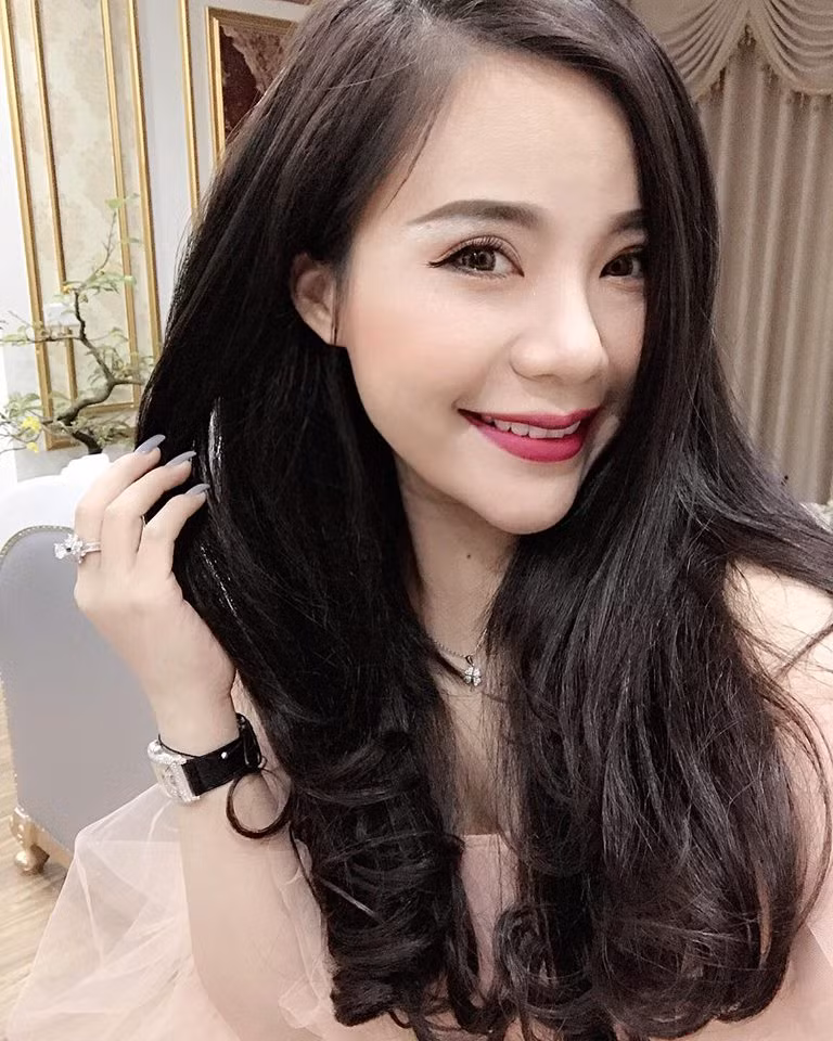 Nhiều dòng sản phẩm mỹ phẩm làm trắng da có dấu hiệu giả nguồn gốc xuất xứ, khi nhãn mác ghi xuất xứ tại New Zealand, Hàn Quốc nhưng thực chất được đóng nhãn mác bao bì tại kho xưởng ở quận Hà Đông. Ảnh: FB Nguyen Thu Trang