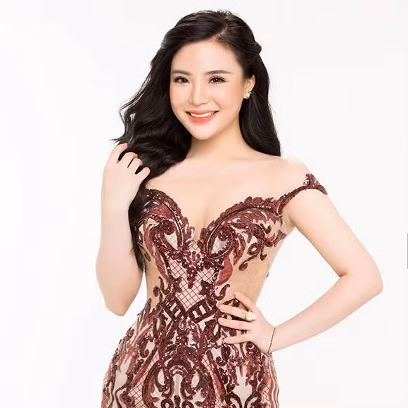 Ngoài chức danh là Giám đốc Công công ty TNHH Thiên nhiên TS. Việt Nam, “bà chủ” của lô mỹ phẩm gần 11 tỷ đồng còn là Chủ tịch HĐQT của T’s Group.