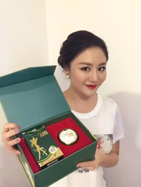 Ca sĩ Văn Mai Hương chia sẻ trên trang cá nhân: "Ai cũng tò mò Hương giảm cân và giữ gìn vóc dáng như thế nào? Do lịch trình công việc khá bận rộn không có thời gian tập luyện nhiều như trước kia nên hôm nay Hương xin bật mí nhé cả nhà. Đây là viên Thảo mộc Detox Giảm cân Sen Slim 100% thiên nhiên nên Hương dùng mà không sợ mệt mỏi gì nhé, vì còn giữ sức khoẻ để còn đi show nữa chứ không có dám dùng linh tinh đâu á. Thông tin và ảnh: Khám phá.