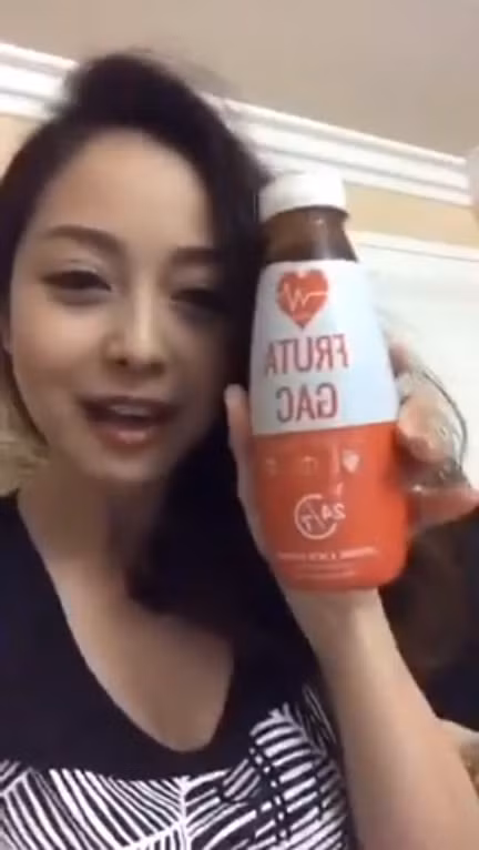 Ảnh cắt clip "Jenifer Phạm chia sẻ trải nghiệm cùng nước uống đẹp da,trị nám, phòng chống ung thư GacDay". Nguồn: TS Group.