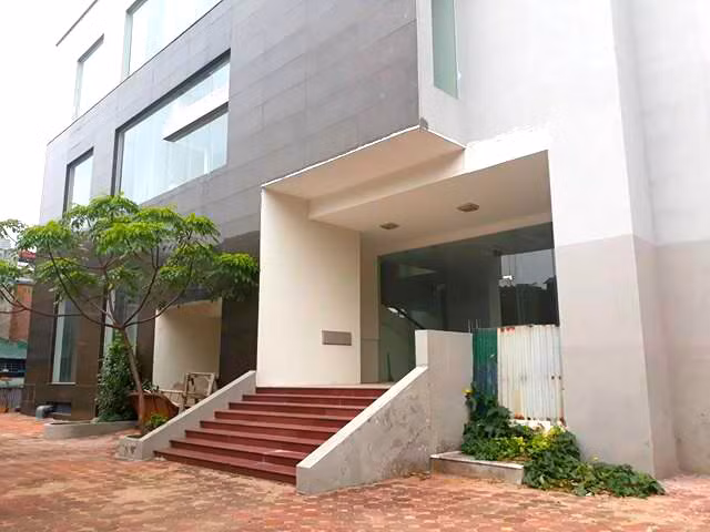 Một tòa mặt giáp đường Đại Cồ Việt, mặt còn lại trông ra đường Tạ Quang Bửu. Tại đây, có thể đi công viên Thống Nhất hoặc vào trung tâm Hà Nội rất gần.