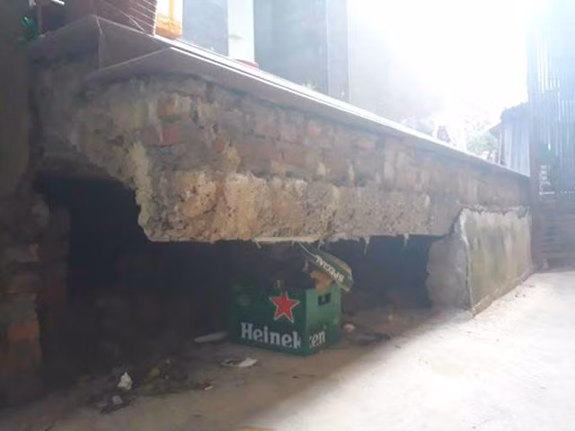 Phần bậc lên xuống tòa nhà bị "hở hàm ếch" một khoảng khá lớn.