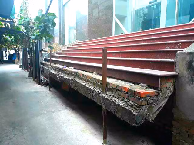 Mặt tòa nhà trên đường Đại Cồ Việt bị che bởi những ngôi nhà phía ngoài, trông khá lụp xụp. Chỉ có một ngõ nhỏ để đi vào tòa chung cư từ mặt này.