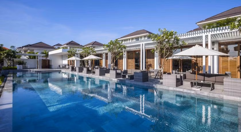 Đặc trưng với nội thất hiện đại, các phòng nghỉ rộng rãi tại Vinpearl Da Nang Resort &amp; Villas có ban công riêng cho tầm nhìn tuyệt đẹp ra biển hoặc hồ bơi và chỗ ngồi ngoài trời. Ảnh: Internet.
