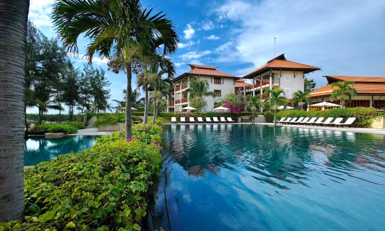 Tháng 9/2017, Furama Resort Đà Nẵng lọt vào “Top 25 khách sạn/khu nghỉ mát lý tưởng dành cho gia đình hàng đầu châu Á năm 2017” – “Hot 25 Family Hotel in Asia 2017”, do độc giả tạp chí Du lịch Smart Travel Asia bình chọn. Ảnh: Furama Resort Đà Nẵng.