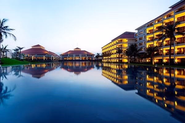  5. Pullman Danang Beach Resort Pullman Danang Beach Resort là khu nghỉ dưỡng sang trọng sở hữu vị trí đẹp và nổi bật trên trên Bãi biển Bắc Mỹ An, cách trung tâm thành phố Đà Nẵng 3 km (đường Võ Nguyên Giáp - Q.Ngũ Hành Sơn). Ảnh: pullman-danang.com.