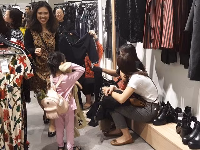 Rất nhiều người tranh thủ sắp xếp công việc buổi trưa để đi mua sắm hoặc tham quan cửa hàng Zara đầu tiên ở Hà Nội.