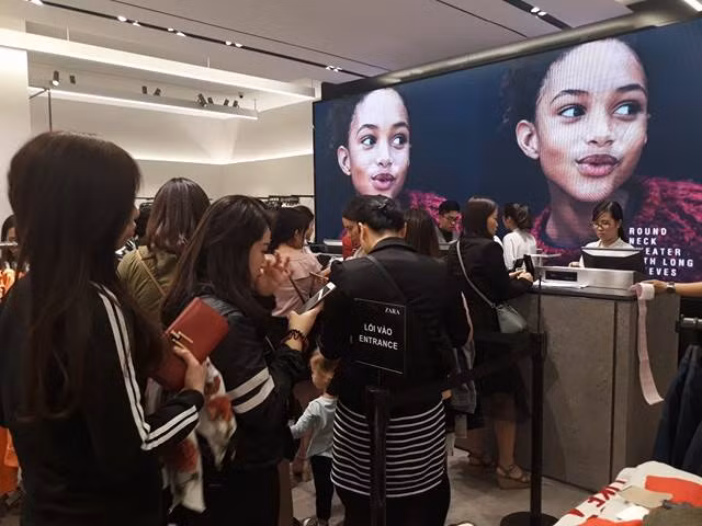 Nhiều người tỏ ra mệt mỏi vì phải chờ lâu.