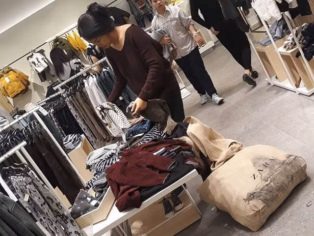 Tuy giá khá đắt song số người mua hàng sáng nay không hề ít. Rất nhiều người còn tranh thủ vác những túi đồ khá lớn...