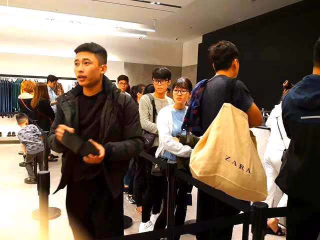 ... Và chấp nhận xếp hàng chờ vài tiếng đồng hồ trước quầy thanh toán để sở hữu được thương hiệu thời trang nổi tiếng toàn thế giới.