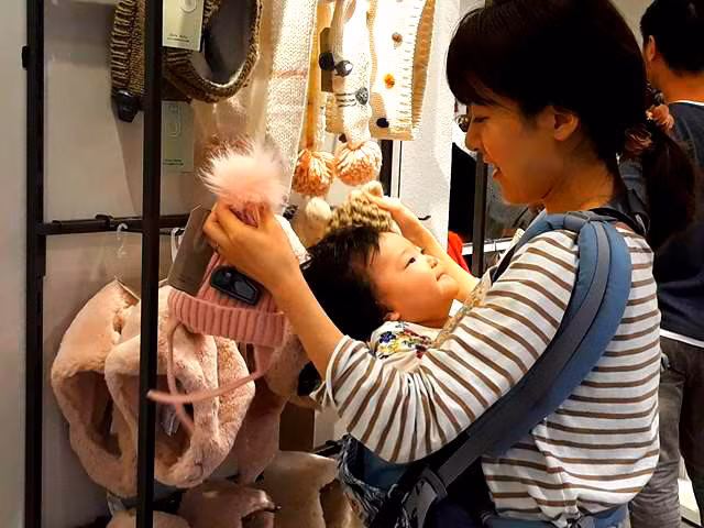 Không ít em bé "chùn chân", "mỏi gối" trong cảnh chờ đợi cùng mẹ.