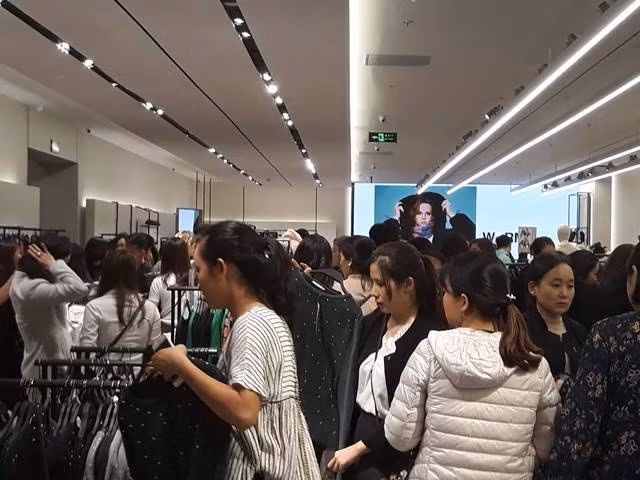 Ghi nhận của Kiến Thức trưa 9/11 cho thấy, nhiều thời điểm cửa hàng này quá tải vì quá đông khách đến mua sắm.