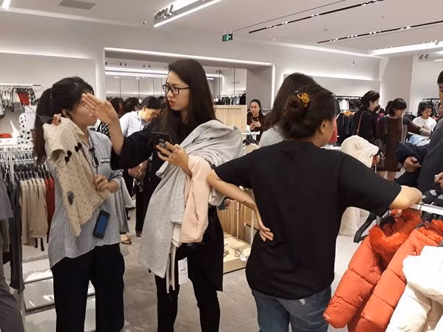 Rất đông các bạn trẻ đã đổ xô đến Zara trong ngày khai trương hôm nay.